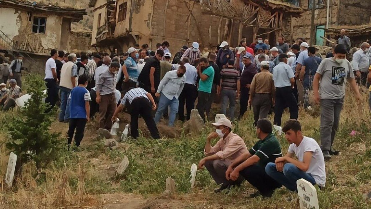 Ailesini katledip, 14 sayfalık mektup ve yüklü miktarda para bıraktı