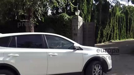 Llegada de un sacerdote a casa de Isabel Preysler