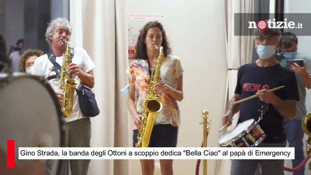 Gino Strada, la banda degli Ottoni a scoppio dedica Bella Ciao nella camera ardente di Emergency