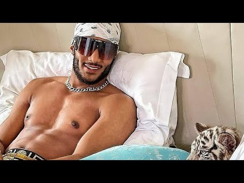 محمد رمضان يدلّع مضيفة طيران على السرير ويثير الجدل .. هل يخون زوجته مجدداً؟!