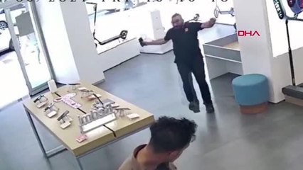 Son dakika haberi... İŞ YERİNDE FAREDEN KORKAN ÇALIŞANIN YERE DÜŞME ANI KAMERADA