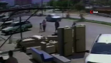 Anne ile kızının trafikte ölümden saniyelerle kurtulduğu anlar kameralara yansıdı
