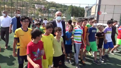 Mardin Büyükşehir Belediyesi'nin düzenlediği yaz spor okulları etkinliklerinin sona ermesiyle öğrencilere hediye dağıtıldı