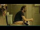 فضيحة صورة عبد المنعم عمايري يجلس على المرحاض بدون ملابس !! لمن قال بتضلوا بقر ؟!!