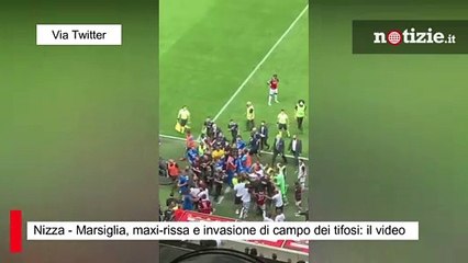 Nizza - Marsiglia, maxi-rissa e invasione di campo dei tifosi: il video