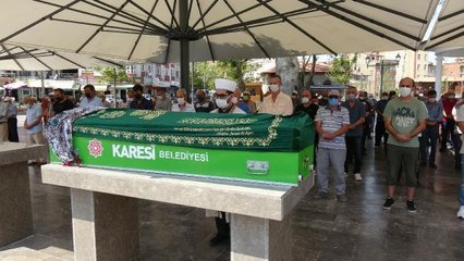 FETHİYE'DE OĞLUNUN ÖLDÜRDÜĞÜ ANNE, BALIKESİR'DE TOPRAĞA VERİLDİ