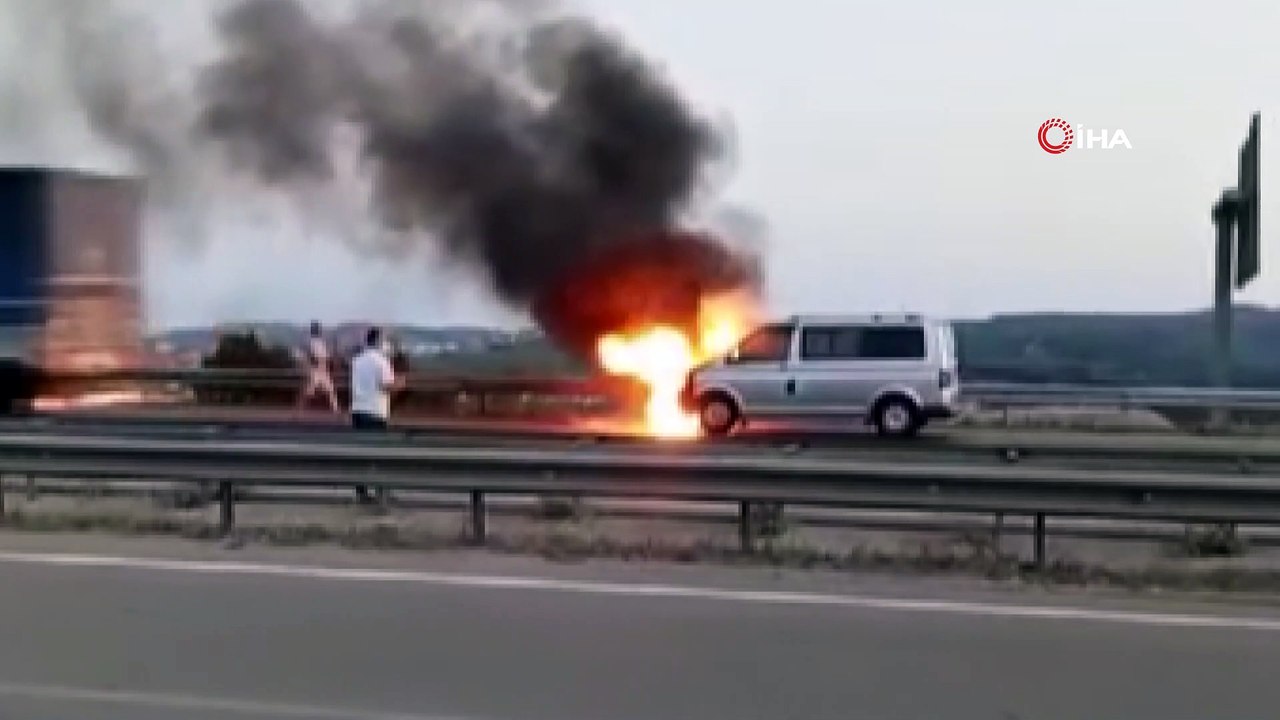 Minibüs otobanda alevlere teslim oldu