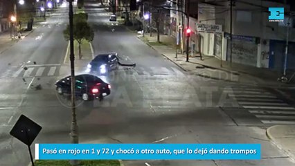 Pasó en rojo en 1 y 72 y chocó a otro auto, que lo dejó dando trompos