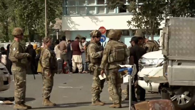 كاميرا الجزيرة ترصد الأوضاع داخل مطار كابل