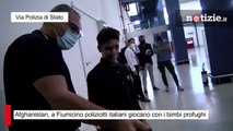 Afghanistan, a Fiumicino poliziotti italiani giocano con i bimbi profughi: il video è emozionante