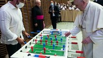 La foto di Papa Francesco che gioca a biliardino