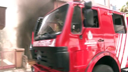 Küçükçekmece’de kadını yangından kurtarırken ayağı yandı