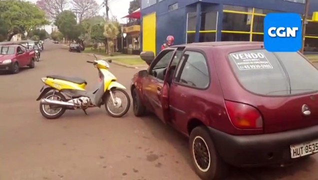 Mulher fica ferida após colisão entre carro e moto na Rua Manaus, no Cancelli