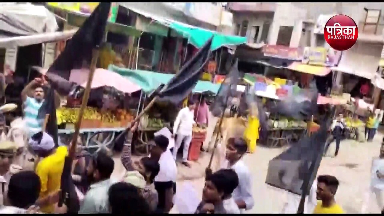 किसानों ने तारानगर आए उपनेता प्रतिपक्ष का किया विरोध, कृषि कानून के विरोध में दिखाए काले झंडे