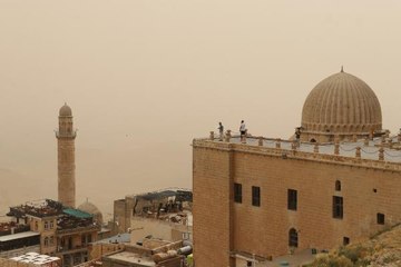 MARDİN'DE TOZ BULUTU HAYATI OLUMSUZ ETKİLEDİ