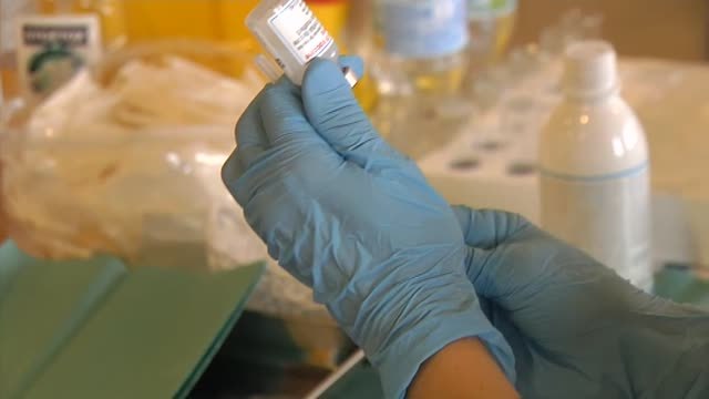 Los expertos recomiendan una tercera dosis solo para mayores y personas con inmunodeficiencias