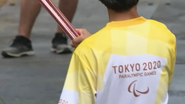 Un íntimo relevo de la antorcha da la salida a los Juegos Paralímpicos