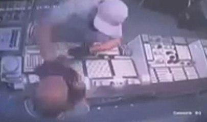 Kuyumcunun yüzüne taşla vurup altınlarla kaçtı