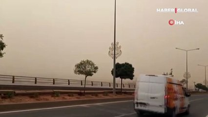 Toz fırtınası hayatı olumsuz etkiledi, araçlar sis farlarını açarak ilerledi