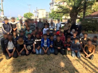 TEM'de durdurulan bir minibüsten 50 kaçak göçmen çıktı: 3 gözaltı