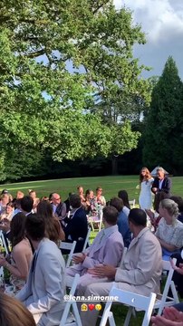 La mariée, Lena Simonne, arrive aux bras de son père.