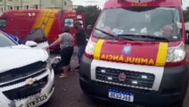 Após colisão carro invade calçada e atinge porta de empresa na Rua das Palmeiras