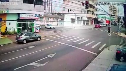 Vídeo mostra como ocorreu colisão entre veículos em cruzamento com semáforo