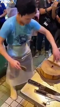 Ce poissonnier est un magicien : nettoyage de poisson en quelques secondes