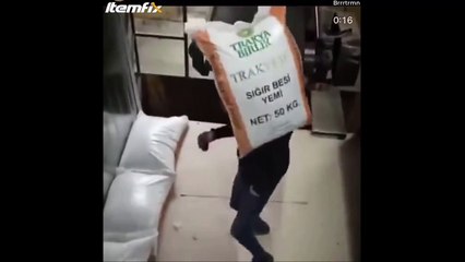 Il porte des sac de 50kg de la façon la plus classe du monde