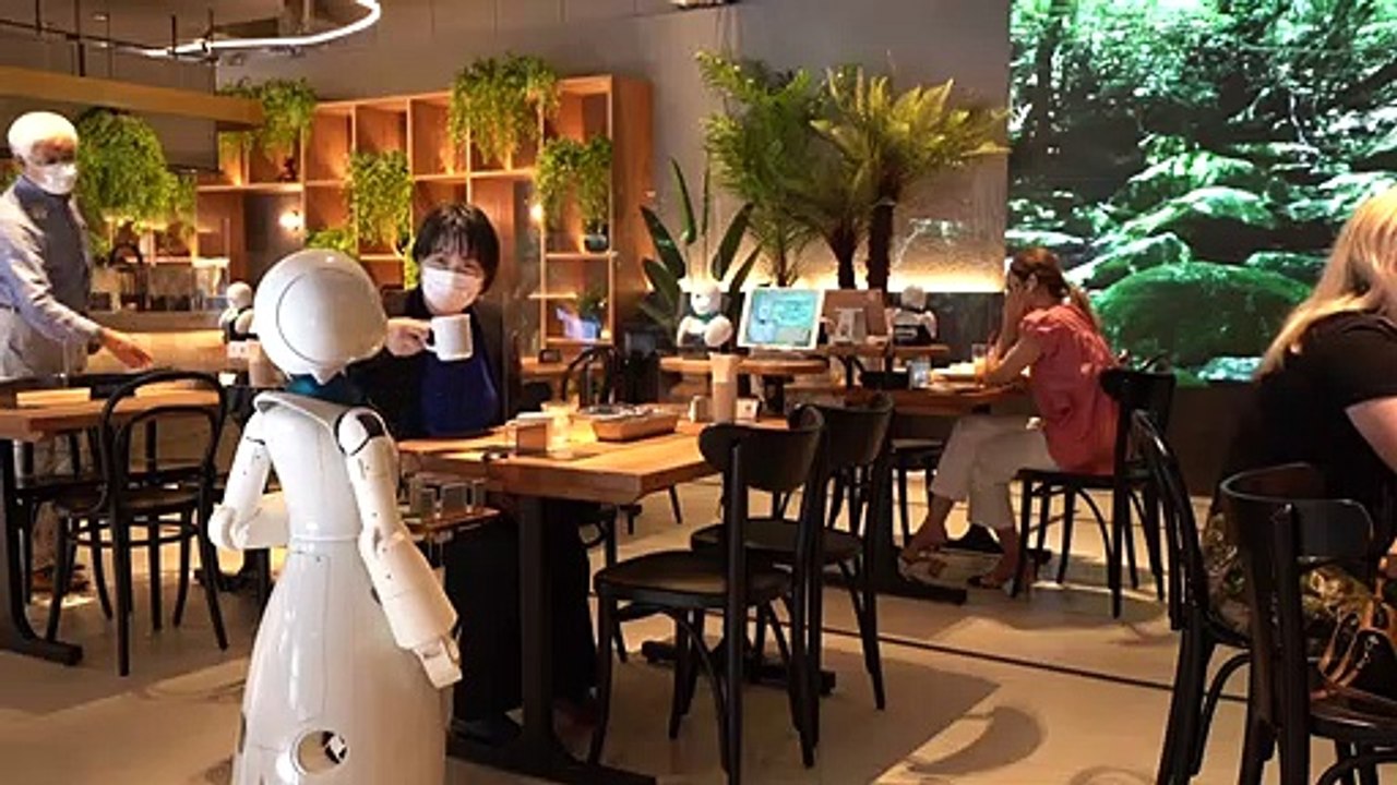 روبوتات يحركها معوقون مِن بُعد تستقبل زبائن مقهى ياباني