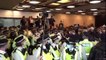 Coronavirus - A Londres, plusieurs dizaines de manifestants opposés aux restrictions sanitaires forcent les portes de plusieurs chaînes d'informations et s en prennent à un présentateur
