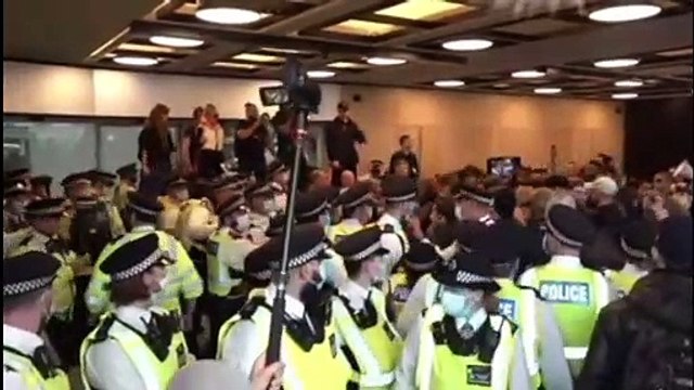 Coronavirus - A Londres, plusieurs dizaines de manifestants opposés aux restrictions sanitaires forcent les portes de plusieurs chaînes d'informations et s en prennent à un présentateur