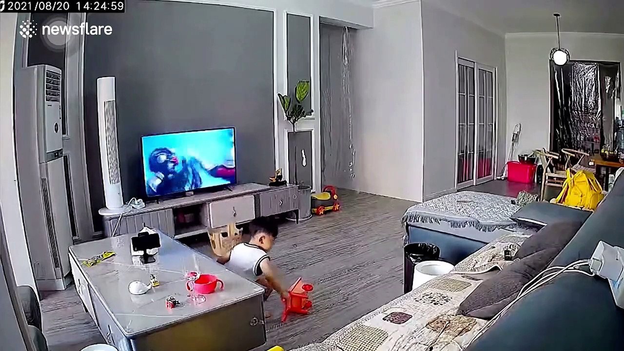 Cet enfant aide un superhéros à combattre les méchants... et casse la TV