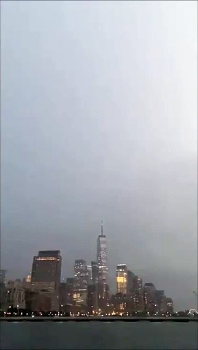 La foudre frappe le One World Trade Center alors que les sirènes annoncent l'ouragan Henri