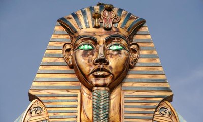 أذن قناع توت عنخ آمون الذهبي تؤكد أنه "صنع لفرعون آخر"