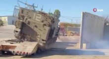 İsrail'de taşıyıcıya yüklenen zırhlı personel taşıyıcı devrildi