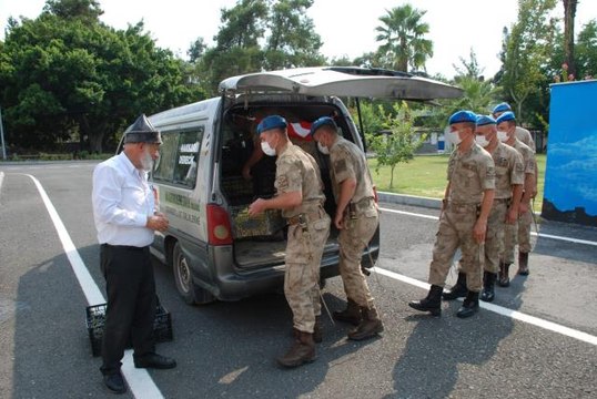 Elmacı Dede Amanos Dağları'ndaki Mehmetçiğe Denizli'den üzüm götürdü