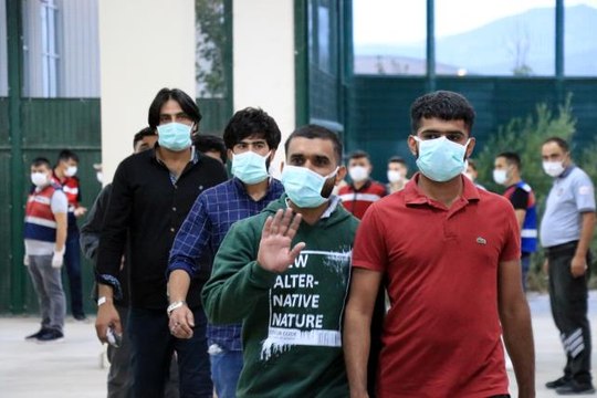 140 düzensiz göçmen sınır dışı edilmek üzere İstanbul'a gönderildi