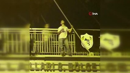 Polislerin geldiğini ruhu bile duymadı...Üst geçitten atlamak üzere olan genci polisler son anda yakaladı