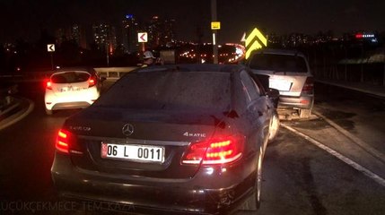 Bariyerlere çarpan araç alev aldı: 2 yaralı