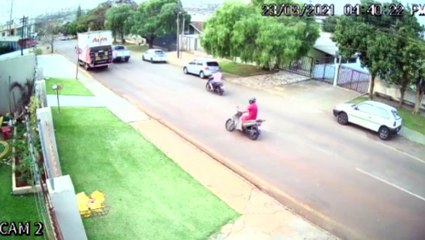 Câmera flagra colisão entre moto e caminhão no Claudete