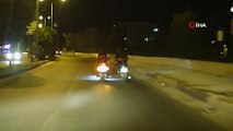 Kasksız motosikletli sürücülerin seyir halindeyken tehlikeli muhabbeti kamerada