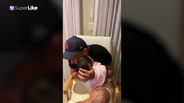 Andrea Valdiri reveló tierno video de Felipe Saruma dándole tetero a su hija