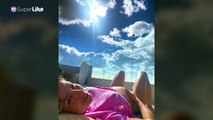 Tomando el sol, Cristina Hurtado mostró lo enorme que está su barriguita