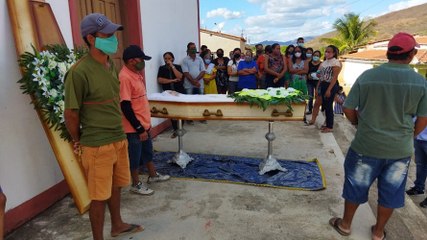 Corpo de idosa de 105 anos é velado em calçada de igreja e familiares se revoltam com paróquia