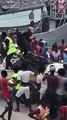 Grupo de haitianos se abalanza contra buque de RD envió ayuda humanitaria