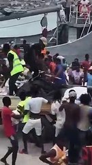 Grupo de haitianos se abalanza contra buque de RD envió ayuda humanitaria