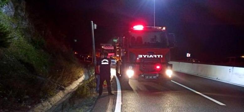 Tehlikeli madde taşıyan tankerin dosesi çıktı, açılan delikten sızan madde yola aktı