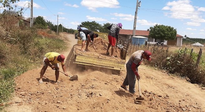 Cansados de esperar pela Prefeitura, moradores tapam buracos em estrada na zona rural de Sousa
