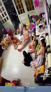 Clip: Điện thoại không dùng bỗng nhiên bốc khói, suýt nổ khiến cả gia đình bỏ chạy